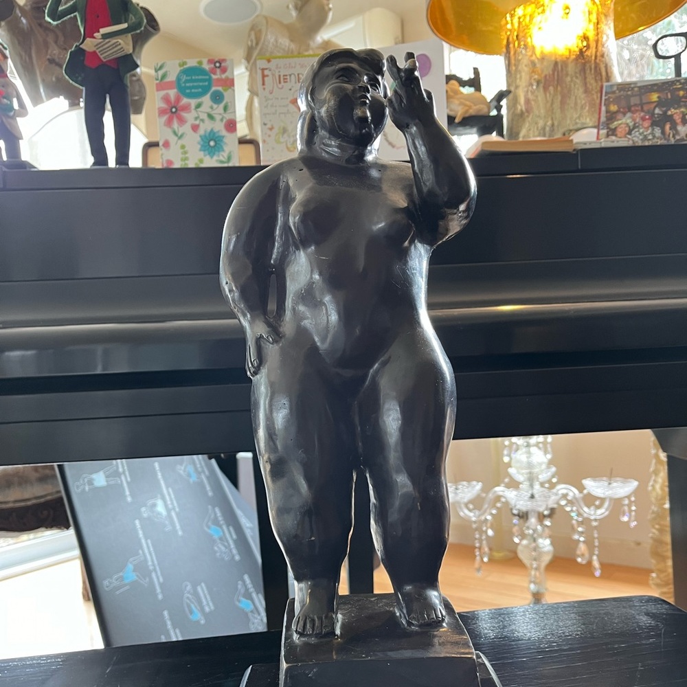 Bronze nod to Fernando Botero statue